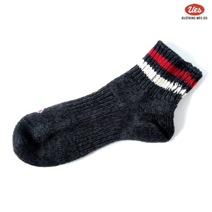 ライン入りスニーカーソックス　ブラック×白赤ライン
