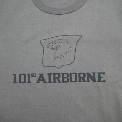 ザ リアルマッコイズ MC23008 MILITARY TEE / 101st AIRBORNE チャコール メンズ 半袖 プリント Tシャツ ミリタリー