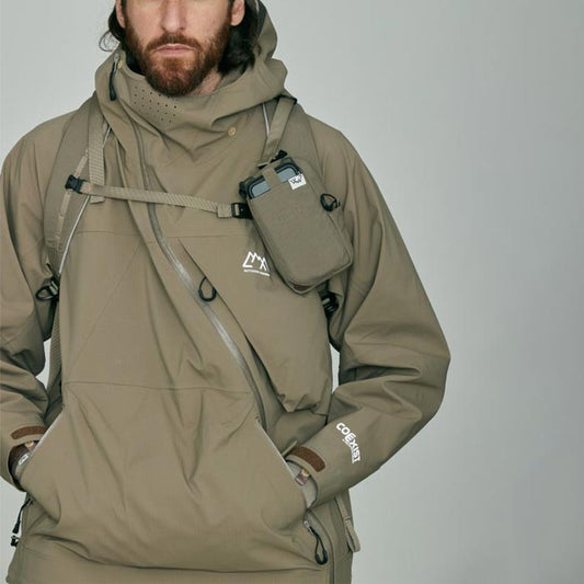 コムフィーアウトドアガーメント CMF2302-J10C SLASH SHELL COEXIST D.GREIGE メンズ アウター フード ジャケット コムフィー スラッシュシェル 耐水性 浸透性